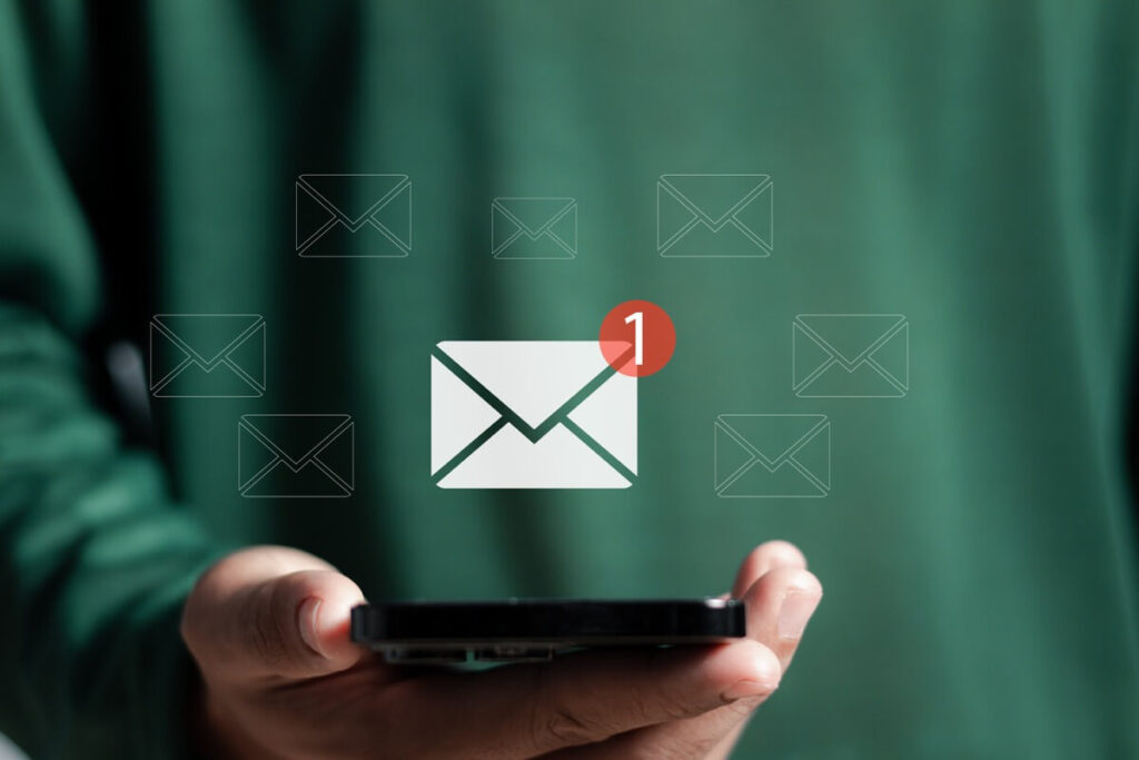 רשימת דיוור במערכת מיילים או בקבוצת ווטסאפ